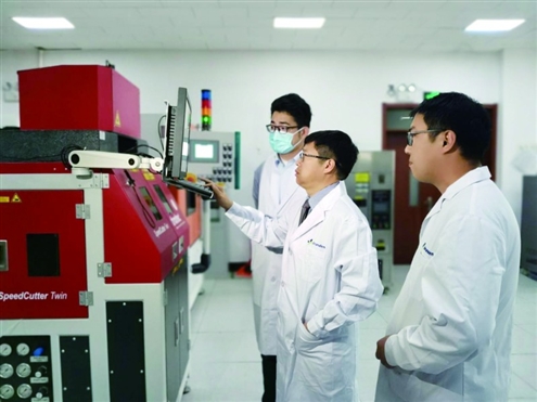 全国人大代表、百多安董事长张海军(左二)带领技术团队进行产品研发 受访者供图